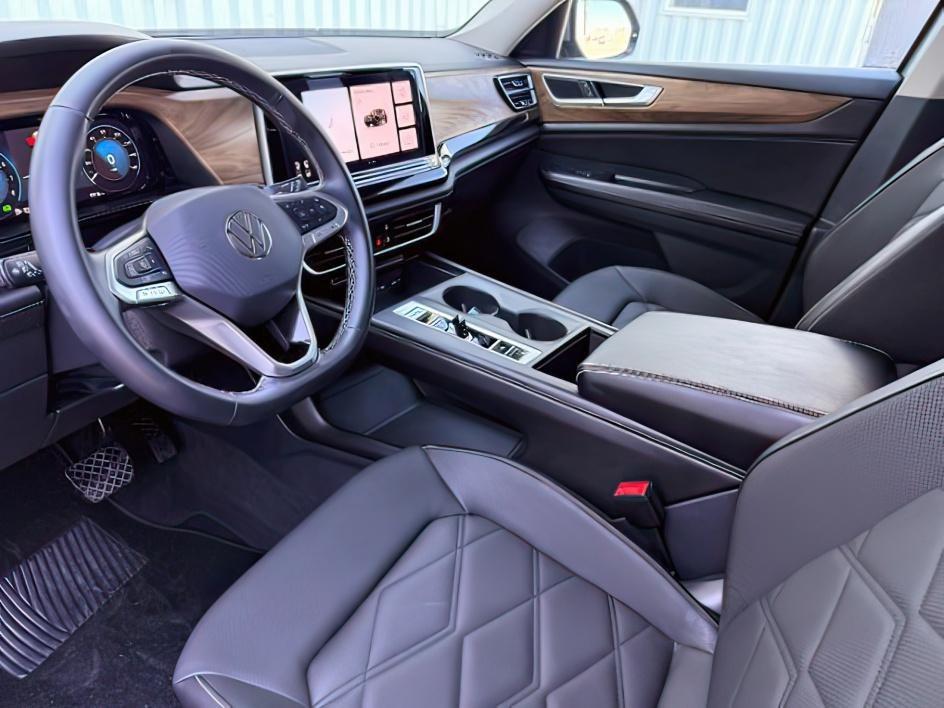 2025 SILVER /Titan Black Volkswagen Atlas 2.0T SE (1V2LR2CA1SC) with an 2L I-4 gasoline direct injection engine, AUTOMATIC transmission, located at 1235 N Woodruff Ave., Idaho Falls, 83401, (208) 523-1053, 43.507172, -112.000488 - At Timberline Auto, finding a great deal on your next vehicle is always easy! Our experienced sales staff goal is to help find you the right vehicle at the right price! Our knowledgeable finance department has options for almost any credit score. We offer extended service contract options to prot- Photo#15