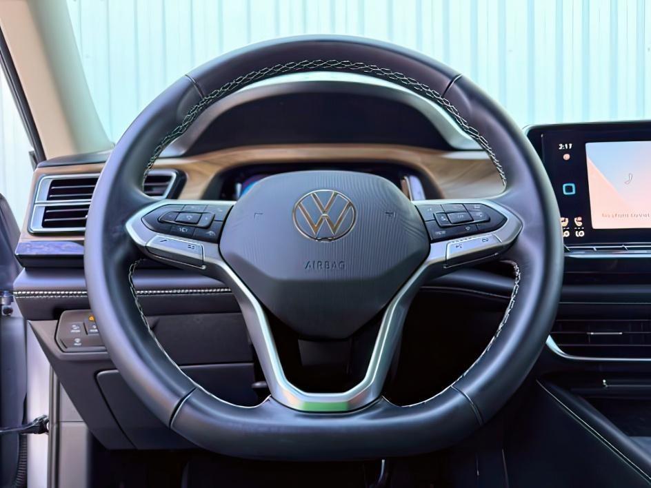 2025 SILVER /Titan Black Volkswagen Atlas 2.0T SE (1V2LR2CA1SC) with an 2L I-4 gasoline direct injection engine, AUTOMATIC transmission, located at 1235 N Woodruff Ave., Idaho Falls, 83401, (208) 523-1053, 43.507172, -112.000488 - At Timberline Auto, finding a great deal on your next vehicle is always easy! Our experienced sales staff goal is to help find you the right vehicle at the right price! Our knowledgeable finance department has options for almost any credit score. We offer extended service contract options to prot- Photo#16