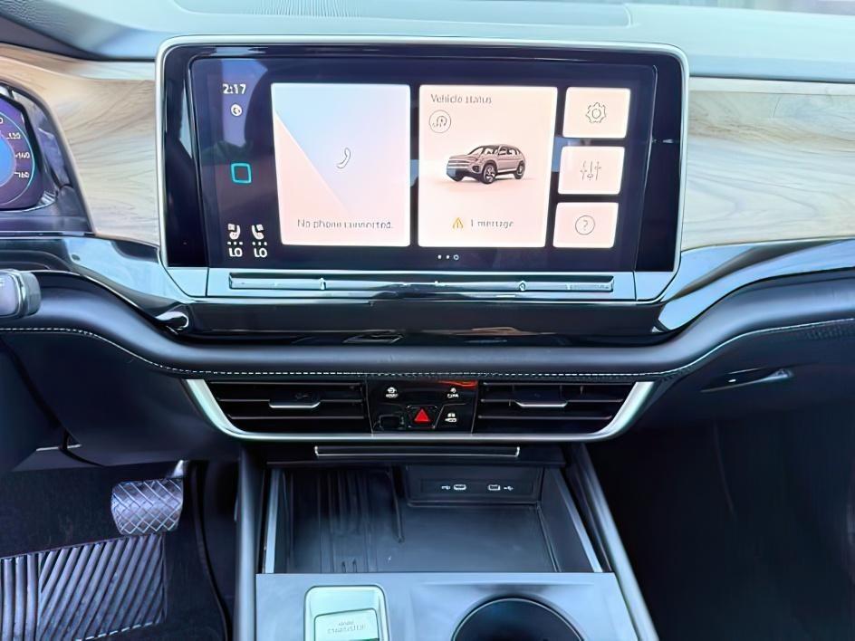 2025 SILVER /Titan Black Volkswagen Atlas 2.0T SE (1V2LR2CA1SC) with an 2L I-4 gasoline direct injection engine, AUTOMATIC transmission, located at 1235 N Woodruff Ave., Idaho Falls, 83401, (208) 523-1053, 43.507172, -112.000488 - At Timberline Auto, finding a great deal on your next vehicle is always easy! Our experienced sales staff goal is to help find you the right vehicle at the right price! Our knowledgeable finance department has options for almost any credit score. We offer extended service contract options to prot- Photo#17