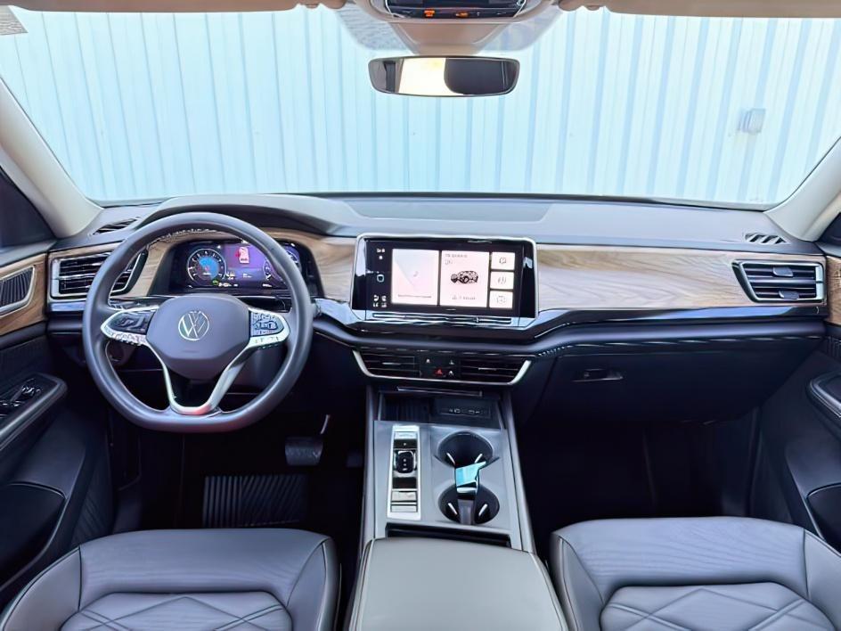 2025 SILVER /Titan Black Volkswagen Atlas 2.0T SE (1V2LR2CA1SC) with an 2L I-4 gasoline direct injection engine, AUTOMATIC transmission, located at 1235 N Woodruff Ave., Idaho Falls, 83401, (208) 523-1053, 43.507172, -112.000488 - At Timberline Auto, finding a great deal on your next vehicle is always easy! Our experienced sales staff goal is to help find you the right vehicle at the right price! Our knowledgeable finance department has options for almost any credit score. We offer extended service contract options to prot- Photo#24