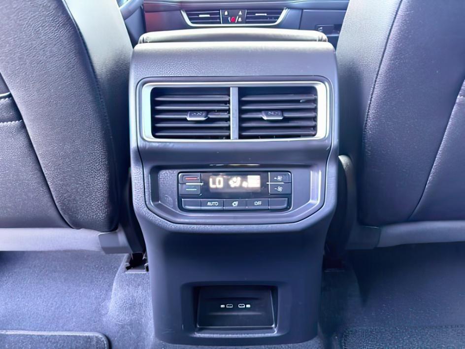 2025 SILVER /Titan Black Volkswagen Atlas 2.0T SE (1V2LR2CA1SC) with an 2L I-4 gasoline direct injection engine, AUTOMATIC transmission, located at 1235 N Woodruff Ave., Idaho Falls, 83401, (208) 523-1053, 43.507172, -112.000488 - At Timberline Auto, finding a great deal on your next vehicle is always easy! Our experienced sales staff goal is to help find you the right vehicle at the right price! Our knowledgeable finance department has options for almost any credit score. We offer extended service contract options to prot- Photo#25