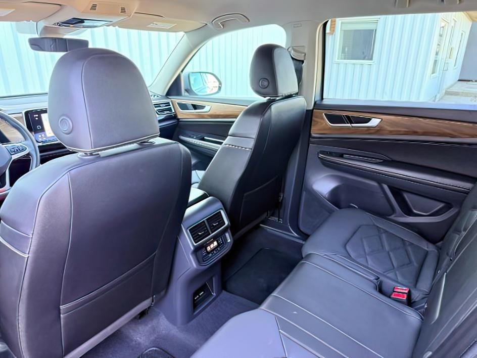 2025 SILVER /Titan Black Volkswagen Atlas 2.0T SE (1V2LR2CA1SC) with an 2L I-4 gasoline direct injection engine, AUTOMATIC transmission, located at 1235 N Woodruff Ave., Idaho Falls, 83401, (208) 523-1053, 43.507172, -112.000488 - At Timberline Auto, finding a great deal on your next vehicle is always easy! Our experienced sales staff goal is to help find you the right vehicle at the right price! Our knowledgeable finance department has options for almost any credit score. We offer extended service contract options to prot- Photo#26