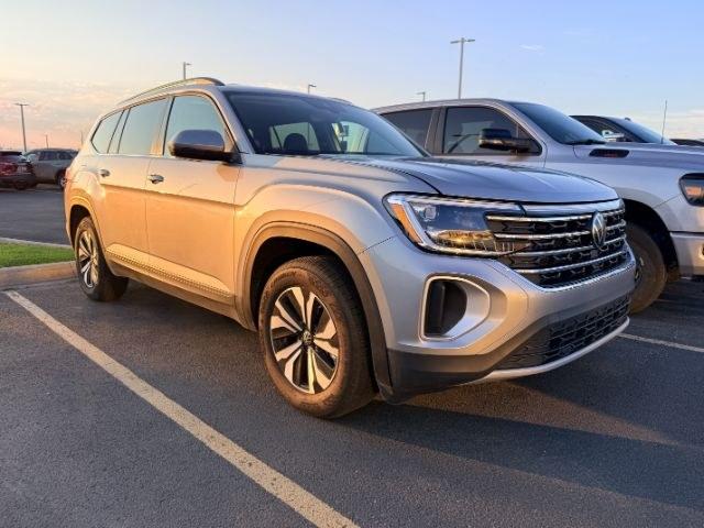 2025 SILVER /Titan Black Volkswagen Atlas 2.0T SE (1V2LR2CA1SC) with an 2L I-4 gasoline direct injection engine, AUTOMATIC transmission, located at 1235 N Woodruff Ave., Idaho Falls, 83401, (208) 523-1053, 43.507172, -112.000488 - At Timberline Auto, finding a great deal on your next vehicle is always easy! Our experienced sales staff goal is to help find you the right vehicle at the right price! Our knowledgeable finance department has options for almost any credit score. We offer extended service contract options to prot- Photo#34