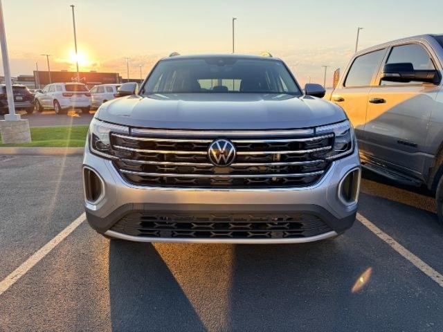 2025 SILVER /Titan Black Volkswagen Atlas 2.0T SE (1V2LR2CA1SC) with an 2L I-4 gasoline direct injection engine, AUTOMATIC transmission, located at 1235 N Woodruff Ave., Idaho Falls, 83401, (208) 523-1053, 43.507172, -112.000488 - At Timberline Auto, finding a great deal on your next vehicle is always easy! Our experienced sales staff goal is to help find you the right vehicle at the right price! Our knowledgeable finance department has options for almost any credit score. We offer extended service contract options to prot- Photo#35