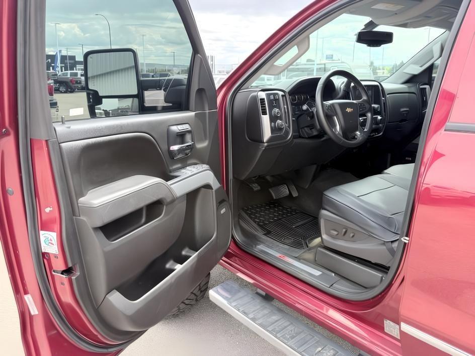 2015 MAROON /Jet Black Chevrolet Silverado 2500HD (1GC1KWE82FF) with an 66L V8 16V OHV TURBO DIESEL engine, Automatic transmission, located at 1175 N Woodruff Ave, Idaho Falls, ID, 83401, 43.506901, -111.999657 - At Timberline Auto, finding a great deal on your next vehicle is always easy! Our experienced sales staff goal is to help find you the right vehicle at the right price! Our knowledgeable finance department has options for almost any credit score. We offer extended service contract options to prot- Photo#12