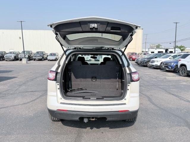 2015 WHITE /Ebony Chevrolet Traverse LT (1GNKRGKD2FJ) with an 3.6L V-6 gasoline direct injection engine, AUTOMATIC transmission, located at 1235 N Woodruff Ave., Idaho Falls, 83401, (208) 523-1053, 43.507172, -112.000488 - At Timberline Auto, finding a great deal on your next vehicle is always easy! Our experienced sales staff goal is to help find you the right vehicle at the right price! Our knowledgeable finance department has options for almost any credit score. We offer extended service contract options to prot- Photo#34