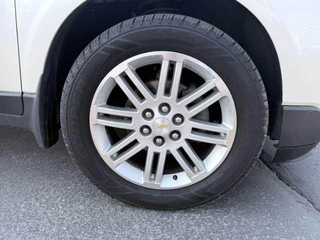 2015 WHITE /Ebony Chevrolet Traverse LT (1GNKRGKD2FJ) with an 3.6L V-6 gasoline direct injection engine, AUTOMATIC transmission, located at 1235 N Woodruff Ave., Idaho Falls, 83401, (208) 523-1053, 43.507172, -112.000488 - At Timberline Auto, finding a great deal on your next vehicle is always easy! Our experienced sales staff goal is to help find you the right vehicle at the right price! Our knowledgeable finance department has options for almost any credit score. We offer extended service contract options to prot- Photo#41