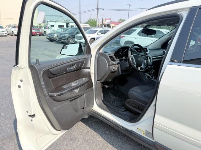 2015 WHITE /Ebony Chevrolet Traverse LT (1GNKRGKD2FJ) with an 3.6L V-6 gasoline direct injection engine, AUTOMATIC transmission, located at 1235 N Woodruff Ave., Idaho Falls, 83401, (208) 523-1053, 43.507172, -112.000488 - At Timberline Auto, finding a great deal on your next vehicle is always easy! Our experienced sales staff goal is to help find you the right vehicle at the right price! Our knowledgeable finance department has options for almost any credit score. We offer extended service contract options to prot- Photo#42