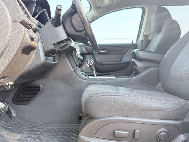 2015 WHITE /Ebony Chevrolet Traverse LT (1GNKRGKD2FJ) with an 3.6L V-6 gasoline direct injection engine, AUTOMATIC transmission, located at 1235 N Woodruff Ave., Idaho Falls, 83401, (208) 523-1053, 43.507172, -112.000488 - At Timberline Auto, finding a great deal on your next vehicle is always easy! Our experienced sales staff goal is to help find you the right vehicle at the right price! Our knowledgeable finance department has options for almost any credit score. We offer extended service contract options to prot- Photo#43
