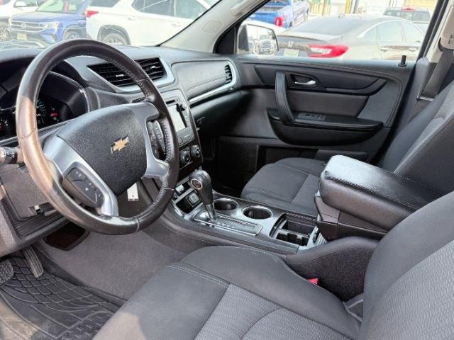 2015 WHITE /Ebony Chevrolet Traverse LT (1GNKRGKD2FJ) with an 3.6L V-6 gasoline direct injection engine, AUTOMATIC transmission, located at 1235 N Woodruff Ave., Idaho Falls, 83401, (208) 523-1053, 43.507172, -112.000488 - At Timberline Auto, finding a great deal on your next vehicle is always easy! Our experienced sales staff goal is to help find you the right vehicle at the right price! Our knowledgeable finance department has options for almost any credit score. We offer extended service contract options to prot- Photo#44