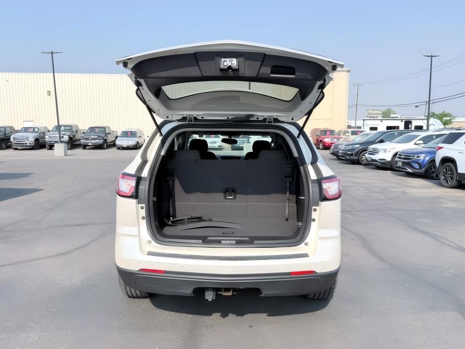 2015 WHITE /Ebony Chevrolet Traverse LT (1GNKRGKD2FJ) with an 3.6L V-6 gasoline direct injection engine, AUTOMATIC transmission, located at 1235 N Woodruff Ave., Idaho Falls, 83401, (208) 523-1053, 43.507172, -112.000488 - At Timberline Auto, finding a great deal on your next vehicle is always easy! Our experienced sales staff goal is to help find you the right vehicle at the right price! Our knowledgeable finance department has options for almost any credit score. We offer extended service contract options to prot- Photo#5