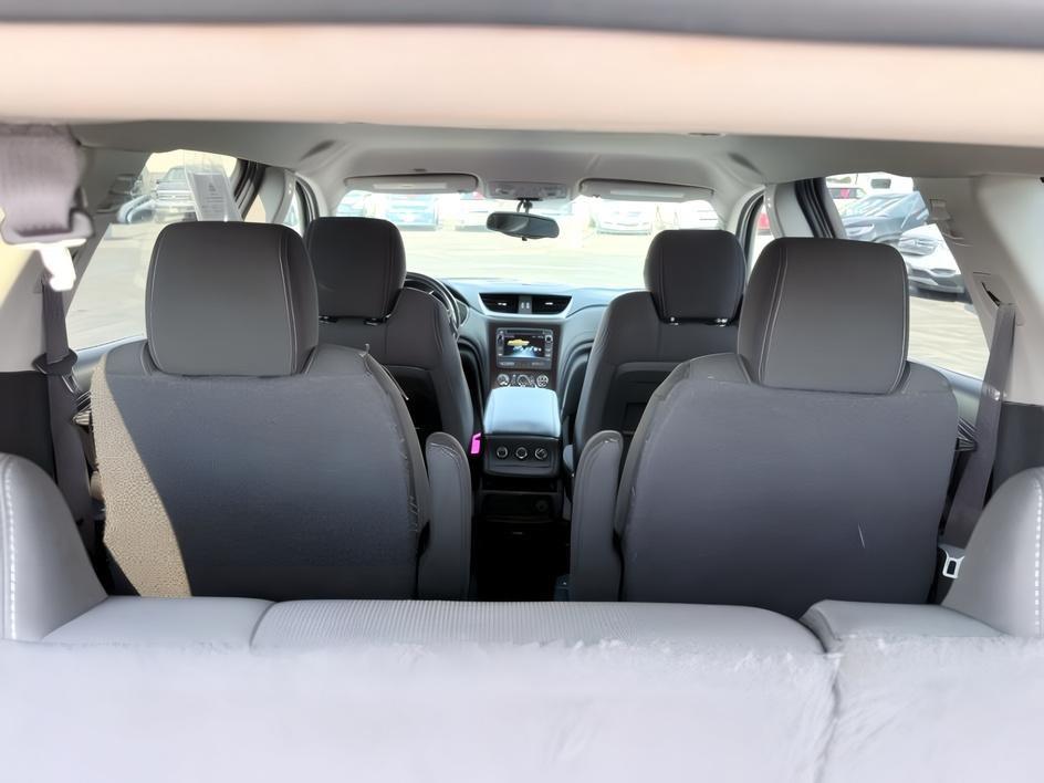 2015 WHITE /Ebony Chevrolet Traverse LT (1GNKRGKD2FJ) with an 3.6L V-6 gasoline direct injection engine, AUTOMATIC transmission, located at 1235 N Woodruff Ave., Idaho Falls, 83401, (208) 523-1053, 43.507172, -112.000488 - At Timberline Auto, finding a great deal on your next vehicle is always easy! Our experienced sales staff goal is to help find you the right vehicle at the right price! Our knowledgeable finance department has options for almost any credit score. We offer extended service contract options to prot- Photo#6