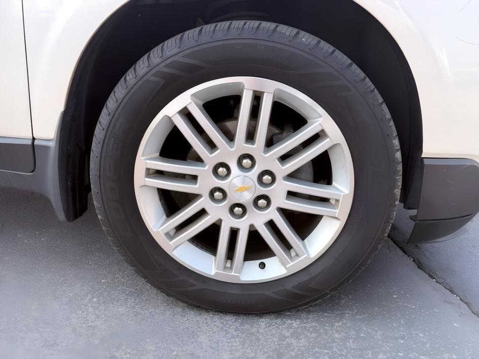 2015 WHITE /Ebony Chevrolet Traverse LT (1GNKRGKD2FJ) with an 3.6L V-6 gasoline direct injection engine, AUTOMATIC transmission, located at 1235 N Woodruff Ave., Idaho Falls, 83401, (208) 523-1053, 43.507172, -112.000488 - At Timberline Auto, finding a great deal on your next vehicle is always easy! Our experienced sales staff goal is to help find you the right vehicle at the right price! Our knowledgeable finance department has options for almost any credit score. We offer extended service contract options to prot- Photo#12