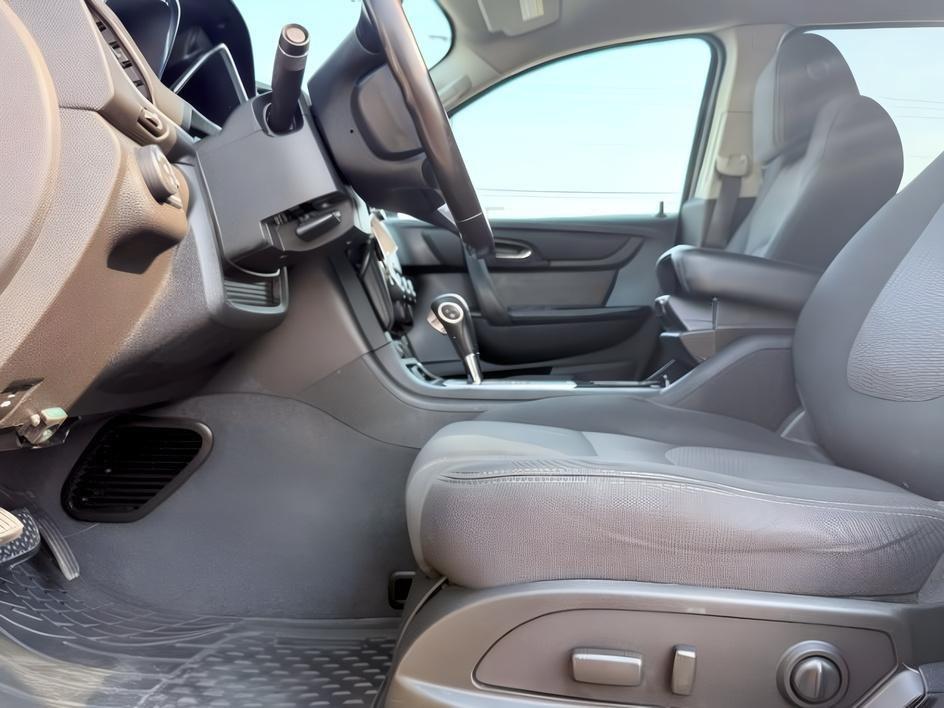 2015 WHITE /Ebony Chevrolet Traverse LT (1GNKRGKD2FJ) with an 3.6L V-6 gasoline direct injection engine, AUTOMATIC transmission, located at 1235 N Woodruff Ave., Idaho Falls, 83401, (208) 523-1053, 43.507172, -112.000488 - At Timberline Auto, finding a great deal on your next vehicle is always easy! Our experienced sales staff goal is to help find you the right vehicle at the right price! Our knowledgeable finance department has options for almost any credit score. We offer extended service contract options to prot- Photo#14