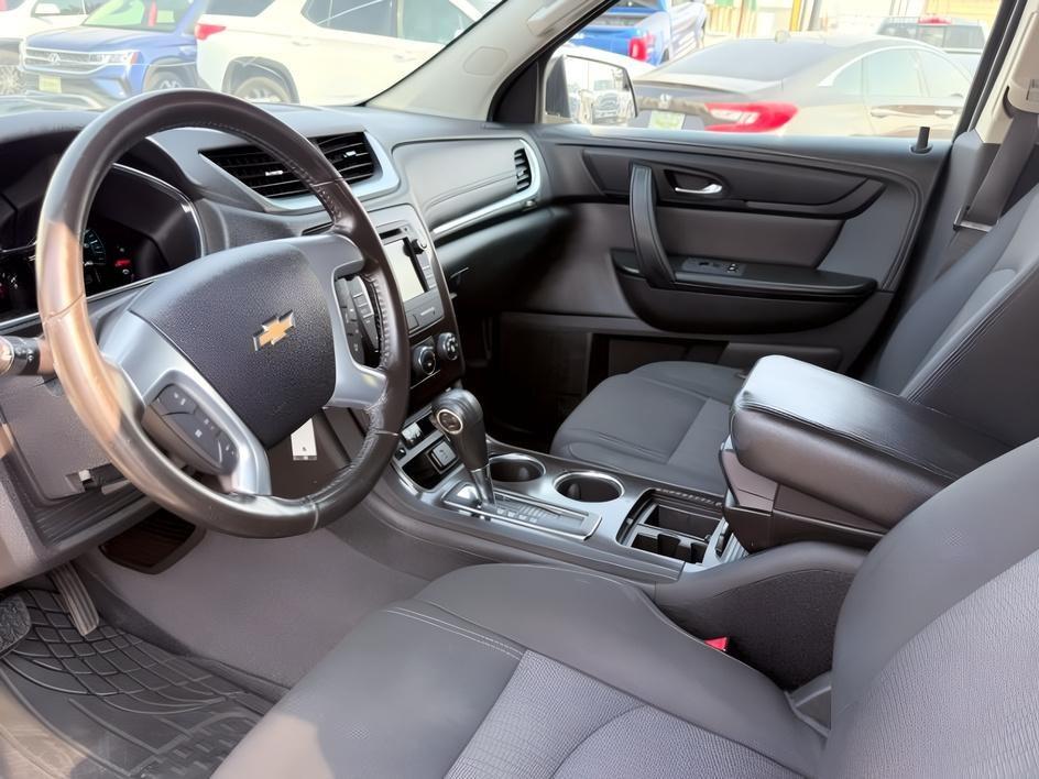 2015 WHITE /Ebony Chevrolet Traverse LT (1GNKRGKD2FJ) with an 3.6L V-6 gasoline direct injection engine, AUTOMATIC transmission, located at 1235 N Woodruff Ave., Idaho Falls, 83401, (208) 523-1053, 43.507172, -112.000488 - At Timberline Auto, finding a great deal on your next vehicle is always easy! Our experienced sales staff goal is to help find you the right vehicle at the right price! Our knowledgeable finance department has options for almost any credit score. We offer extended service contract options to prot- Photo#15
