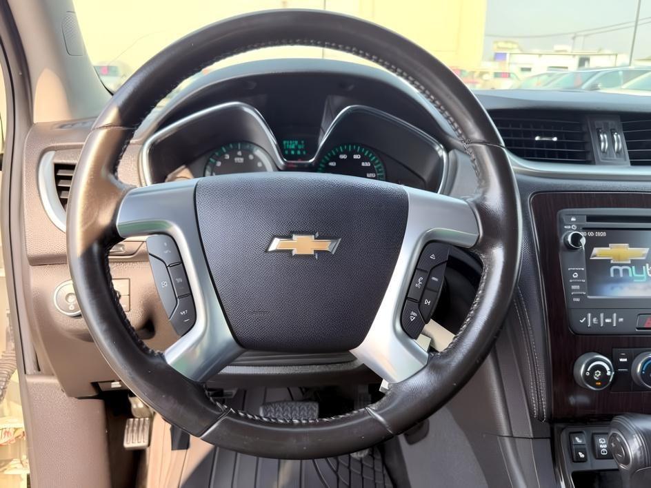 2015 WHITE /Ebony Chevrolet Traverse LT (1GNKRGKD2FJ) with an 3.6L V-6 gasoline direct injection engine, AUTOMATIC transmission, located at 1235 N Woodruff Ave., Idaho Falls, 83401, (208) 523-1053, 43.507172, -112.000488 - At Timberline Auto, finding a great deal on your next vehicle is always easy! Our experienced sales staff goal is to help find you the right vehicle at the right price! Our knowledgeable finance department has options for almost any credit score. We offer extended service contract options to prot- Photo#16