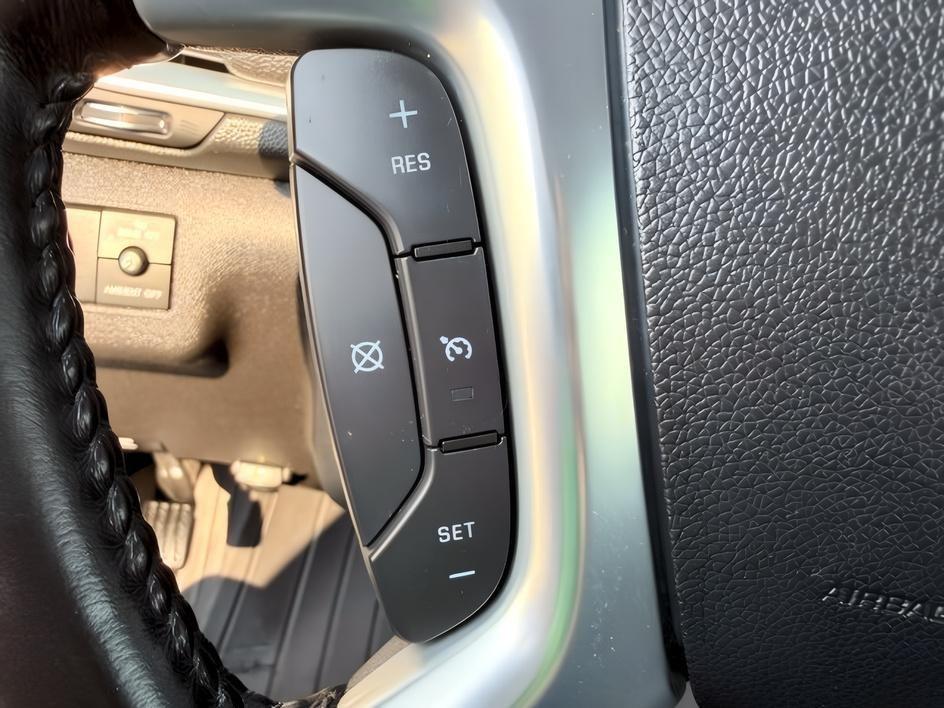 2015 WHITE /Ebony Chevrolet Traverse LT (1GNKRGKD2FJ) with an 3.6L V-6 gasoline direct injection engine, AUTOMATIC transmission, located at 1235 N Woodruff Ave., Idaho Falls, 83401, (208) 523-1053, 43.507172, -112.000488 - At Timberline Auto, finding a great deal on your next vehicle is always easy! Our experienced sales staff goal is to help find you the right vehicle at the right price! Our knowledgeable finance department has options for almost any credit score. We offer extended service contract options to prot- Photo#22
