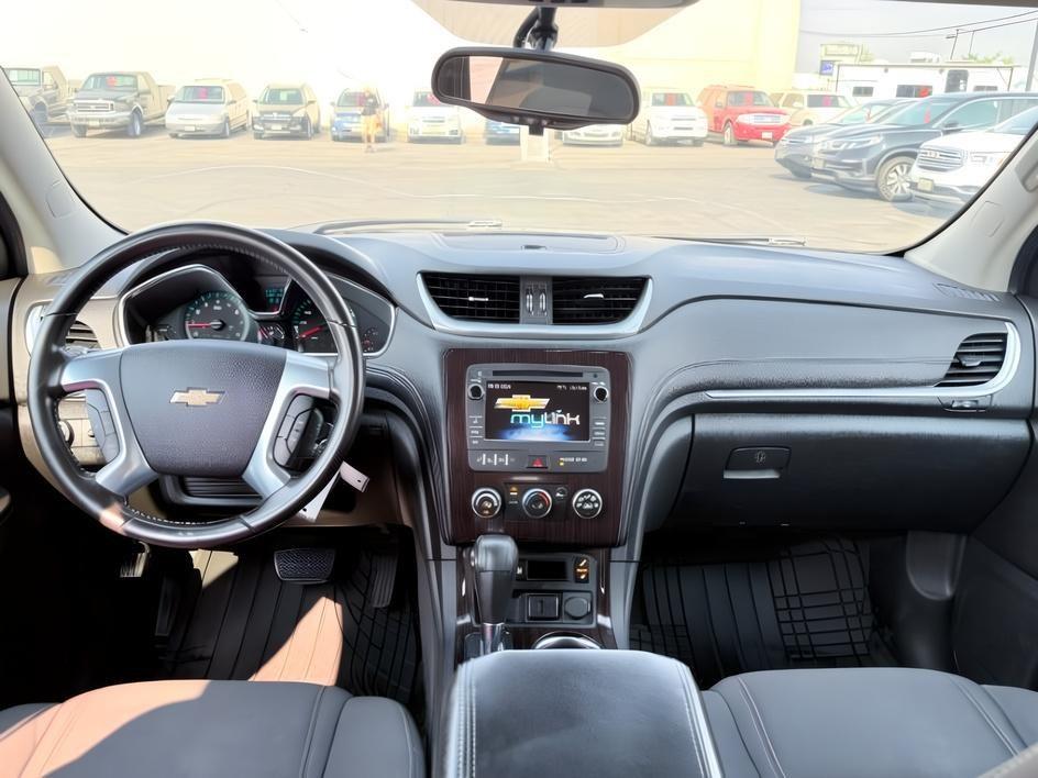 2015 WHITE /Ebony Chevrolet Traverse LT (1GNKRGKD2FJ) with an 3.6L V-6 gasoline direct injection engine, AUTOMATIC transmission, located at 1235 N Woodruff Ave., Idaho Falls, 83401, (208) 523-1053, 43.507172, -112.000488 - At Timberline Auto, finding a great deal on your next vehicle is always easy! Our experienced sales staff goal is to help find you the right vehicle at the right price! Our knowledgeable finance department has options for almost any credit score. We offer extended service contract options to prot- Photo#25
