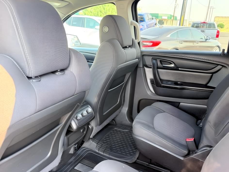 2015 WHITE /Ebony Chevrolet Traverse LT (1GNKRGKD2FJ) with an 3.6L V-6 gasoline direct injection engine, AUTOMATIC transmission, located at 1235 N Woodruff Ave., Idaho Falls, 83401, (208) 523-1053, 43.507172, -112.000488 - At Timberline Auto, finding a great deal on your next vehicle is always easy! Our experienced sales staff goal is to help find you the right vehicle at the right price! Our knowledgeable finance department has options for almost any credit score. We offer extended service contract options to prot- Photo#27