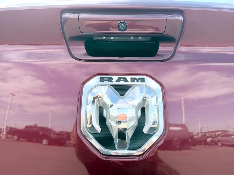 2022 MAROON /Black Ram 1500 (1C6SRFFT2NN) with an HEMI 57L V-8 variable valve control engine, Automatic transmission, located at 1175 N Woodruff Ave, Idaho Falls, ID, 83401, 43.506901, -111.999657 - At Timberline Auto, finding a great deal on your next vehicle is always easy! Our experienced sales staff goal is to help find you the right vehicle at the right price! Our knowledgeable finance department has options for almost any credit score. We offer extended service contract options to prot- Photo#4