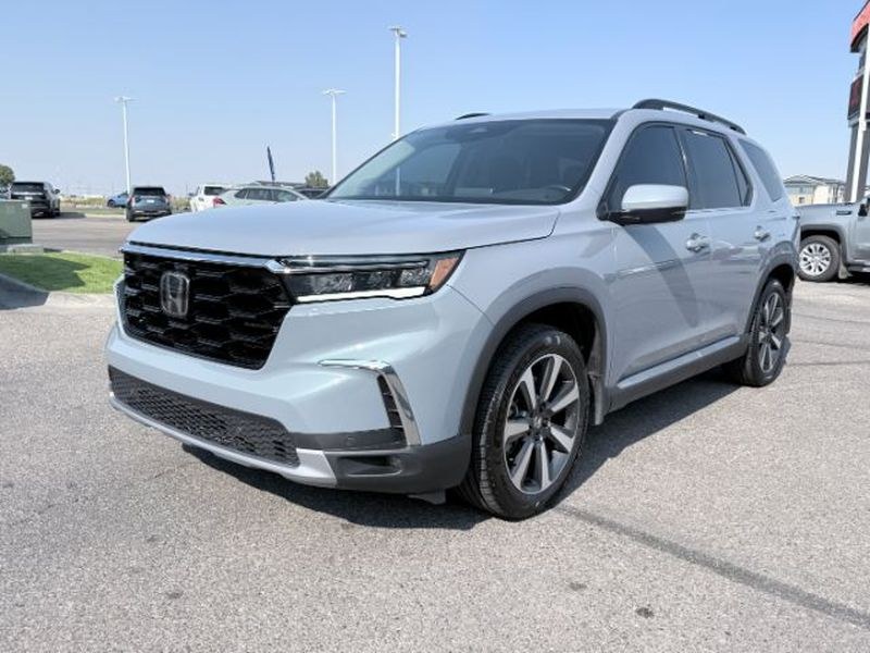 photo of 2023 Honda Pilot 2WD Touring