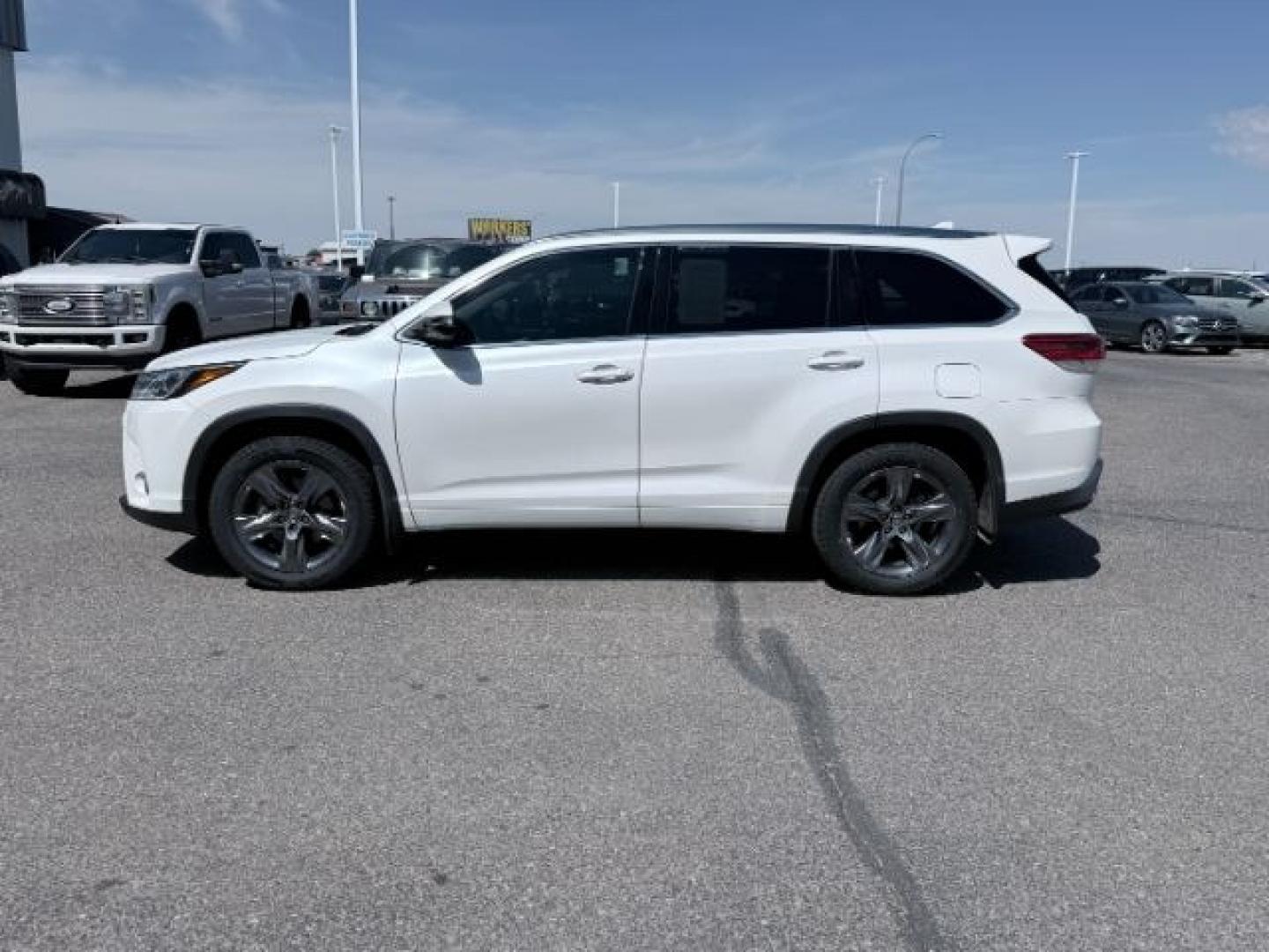 2017 WHITE /Black Toyota Highlander (5TDDZRFH6HS) with an 35L V-6 portdirect injection engine, Automatic transmission, located at 1175 N Woodruff Ave, Idaho Falls, ID, 83401, 43.506901, -111.999657 - At Timberline Auto, finding a great deal on your next vehicle is always easy! Our experienced sales staff goal is to help find you the right vehicle at the right price! Our knowledgeable finance department has options for almost any credit score. We offer extended service contract options to prot- Photo#34