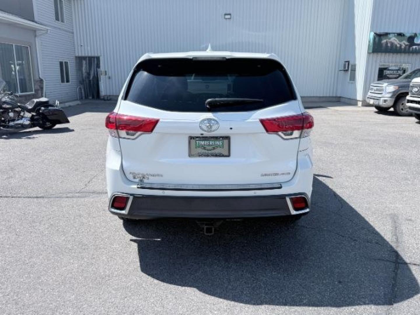 2017 WHITE /Black Toyota Highlander (5TDDZRFH6HS) with an 35L V-6 portdirect injection engine, Automatic transmission, located at 1175 N Woodruff Ave, Idaho Falls, ID, 83401, 43.506901, -111.999657 - At Timberline Auto, finding a great deal on your next vehicle is always easy! Our experienced sales staff goal is to help find you the right vehicle at the right price! Our knowledgeable finance department has options for almost any credit score. We offer extended service contract options to prot- Photo#36