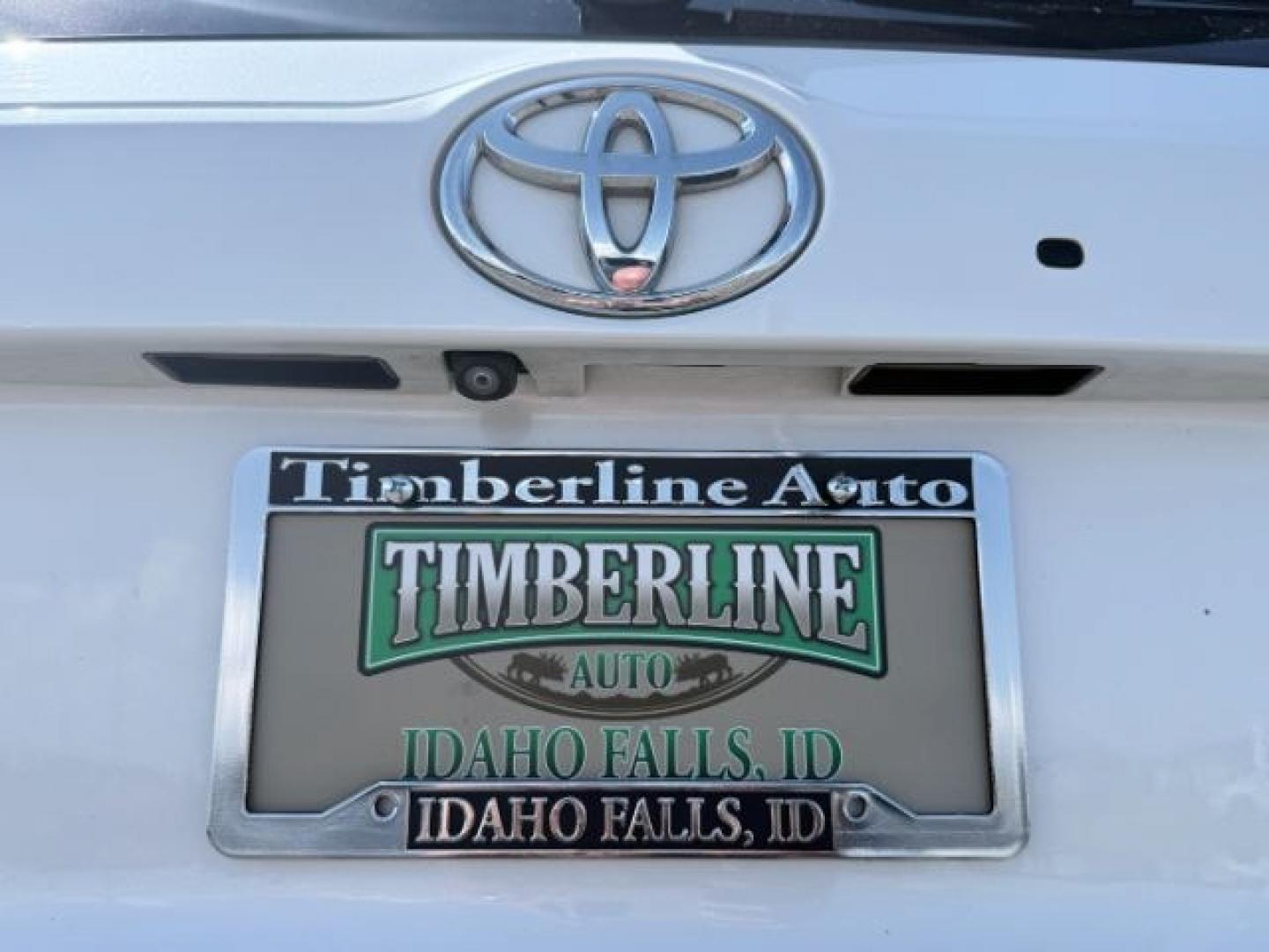 2017 WHITE /Black Toyota Highlander (5TDDZRFH6HS) with an 35L V-6 portdirect injection engine, Automatic transmission, located at 1175 N Woodruff Ave, Idaho Falls, ID, 83401, 43.506901, -111.999657 - At Timberline Auto, finding a great deal on your next vehicle is always easy! Our experienced sales staff goal is to help find you the right vehicle at the right price! Our knowledgeable finance department has options for almost any credit score. We offer extended service contract options to prot- Photo#37