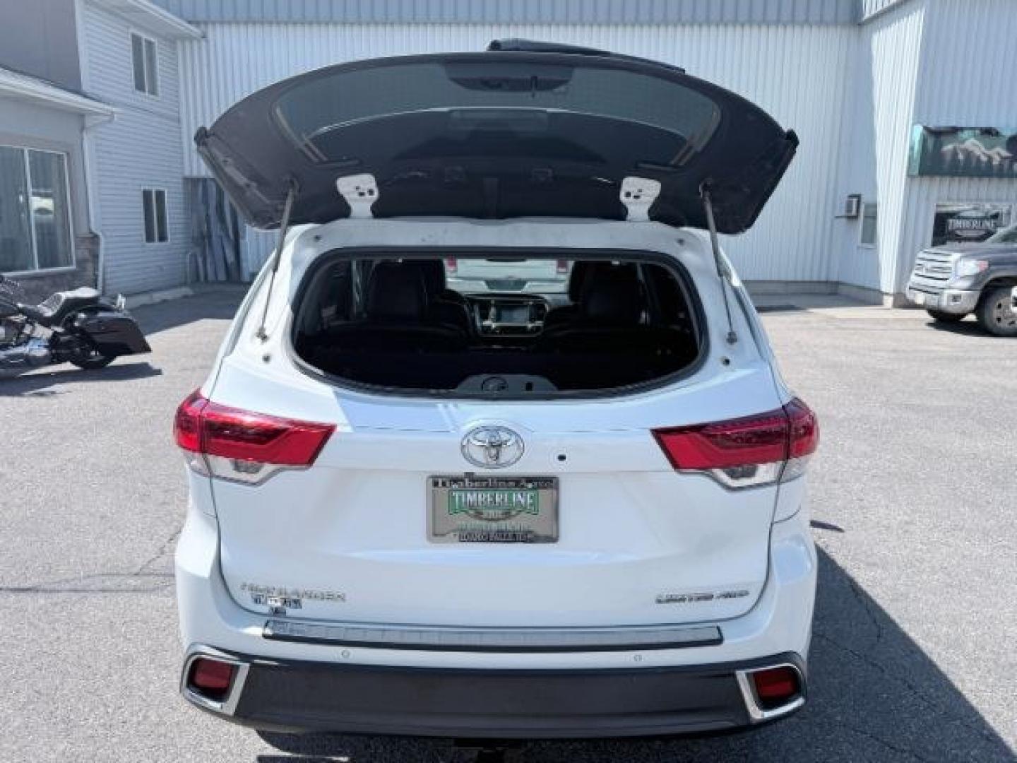 2017 WHITE /Black Toyota Highlander (5TDDZRFH6HS) with an 35L V-6 portdirect injection engine, Automatic transmission, located at 1175 N Woodruff Ave, Idaho Falls, ID, 83401, 43.506901, -111.999657 - At Timberline Auto, finding a great deal on your next vehicle is always easy! Our experienced sales staff goal is to help find you the right vehicle at the right price! Our knowledgeable finance department has options for almost any credit score. We offer extended service contract options to prot- Photo#38