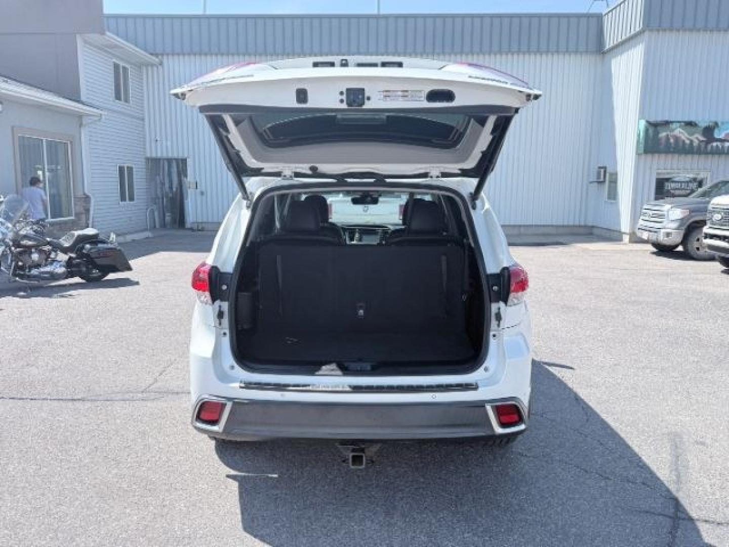 2017 WHITE /Black Toyota Highlander (5TDDZRFH6HS) with an 35L V-6 portdirect injection engine, Automatic transmission, located at 1175 N Woodruff Ave, Idaho Falls, ID, 83401, 43.506901, -111.999657 - At Timberline Auto, finding a great deal on your next vehicle is always easy! Our experienced sales staff goal is to help find you the right vehicle at the right price! Our knowledgeable finance department has options for almost any credit score. We offer extended service contract options to prot- Photo#39