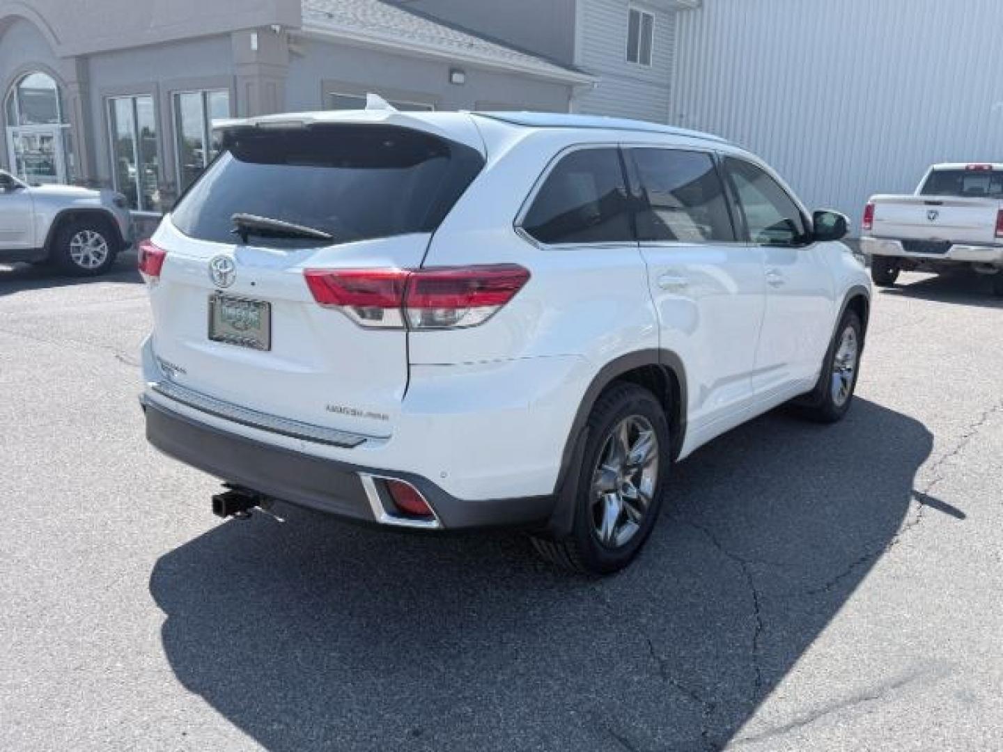 2017 WHITE /Black Toyota Highlander (5TDDZRFH6HS) with an 35L V-6 portdirect injection engine, Automatic transmission, located at 1175 N Woodruff Ave, Idaho Falls, ID, 83401, 43.506901, -111.999657 - At Timberline Auto, finding a great deal on your next vehicle is always easy! Our experienced sales staff goal is to help find you the right vehicle at the right price! Our knowledgeable finance department has options for almost any credit score. We offer extended service contract options to prot- Photo#42