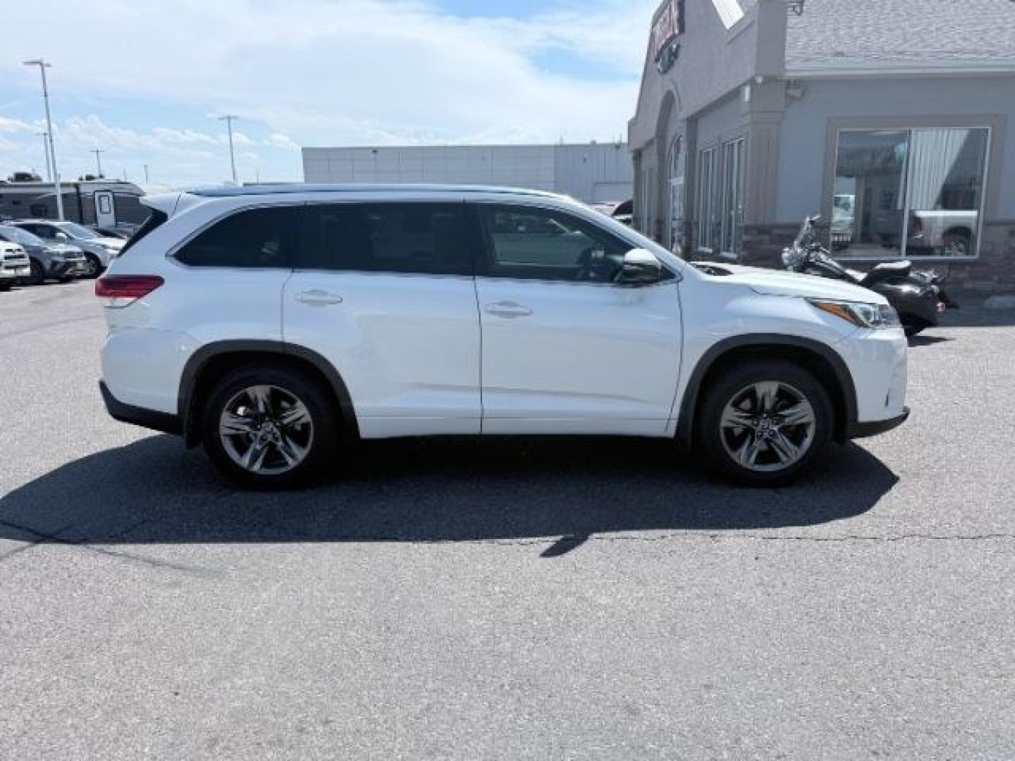 2017 WHITE /Black Toyota Highlander (5TDDZRFH6HS) with an 35L V-6 portdirect injection engine, Automatic transmission, located at 1175 N Woodruff Ave, Idaho Falls, ID, 83401, 43.506901, -111.999657 - At Timberline Auto, finding a great deal on your next vehicle is always easy! Our experienced sales staff goal is to help find you the right vehicle at the right price! Our knowledgeable finance department has options for almost any credit score. We offer extended service contract options to prot- Photo#43