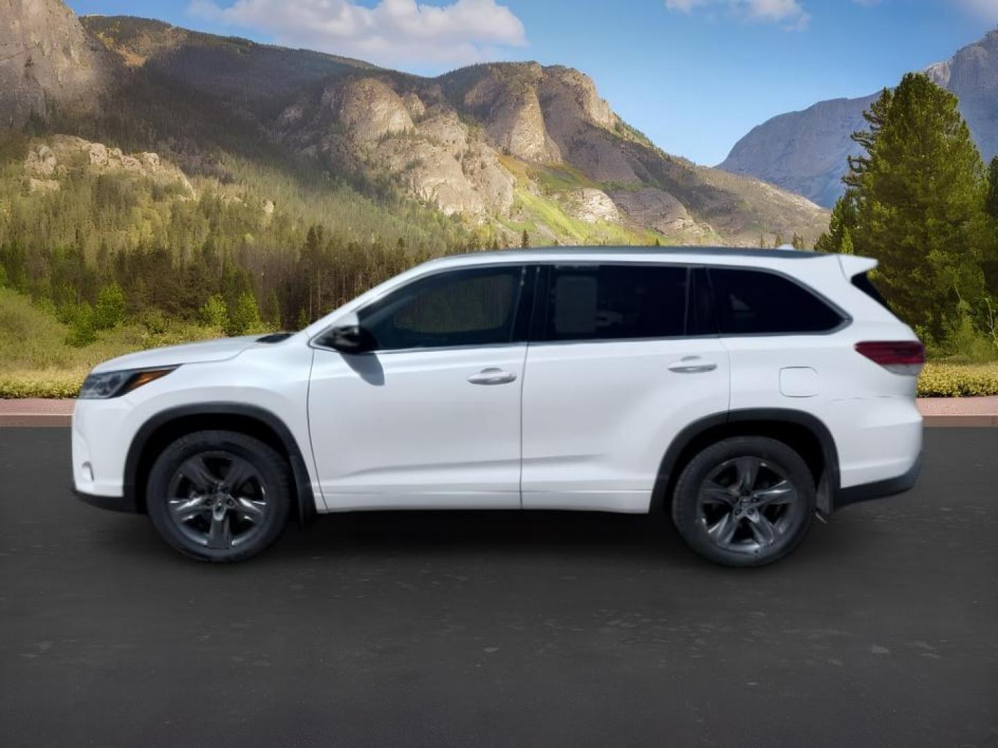 2017 WHITE /Black Toyota Highlander (5TDDZRFH6HS) with an 35L V-6 portdirect injection engine, Automatic transmission, located at 1175 N Woodruff Ave, Idaho Falls, ID, 83401, 43.506901, -111.999657 - At Timberline Auto, finding a great deal on your next vehicle is always easy! Our experienced sales staff goal is to help find you the right vehicle at the right price! Our knowledgeable finance department has options for almost any credit score. We offer extended service contract options to prot- Photo#1