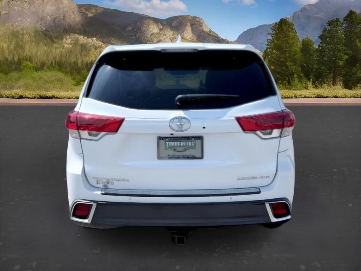 2017 WHITE /Black Toyota Highlander (5TDDZRFH6HS) with an 35L V-6 portdirect injection engine, Automatic transmission, located at 1175 N Woodruff Ave, Idaho Falls, ID, 83401, 43.506901, -111.999657 - At Timberline Auto, finding a great deal on your next vehicle is always easy! Our experienced sales staff goal is to help find you the right vehicle at the right price! Our knowledgeable finance department has options for almost any credit score. We offer extended service contract options to prot- Photo#3