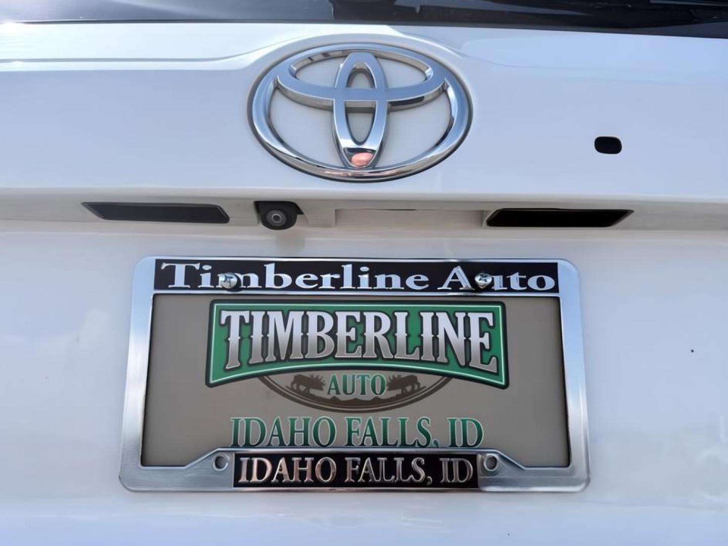 2017 WHITE /Black Toyota Highlander (5TDDZRFH6HS) with an 35L V-6 portdirect injection engine, Automatic transmission, located at 1175 N Woodruff Ave, Idaho Falls, ID, 83401, 43.506901, -111.999657 - At Timberline Auto, finding a great deal on your next vehicle is always easy! Our experienced sales staff goal is to help find you the right vehicle at the right price! Our knowledgeable finance department has options for almost any credit score. We offer extended service contract options to prot- Photo#4