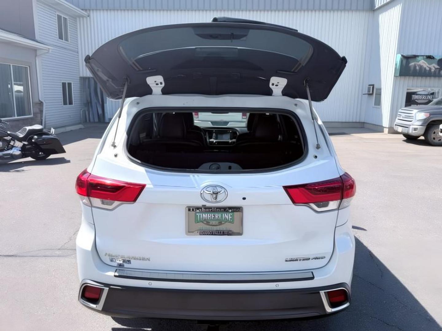 2017 WHITE /Black Toyota Highlander (5TDDZRFH6HS) with an 35L V-6 portdirect injection engine, Automatic transmission, located at 1175 N Woodruff Ave, Idaho Falls, ID, 83401, 43.506901, -111.999657 - At Timberline Auto, finding a great deal on your next vehicle is always easy! Our experienced sales staff goal is to help find you the right vehicle at the right price! Our knowledgeable finance department has options for almost any credit score. We offer extended service contract options to prot- Photo#5