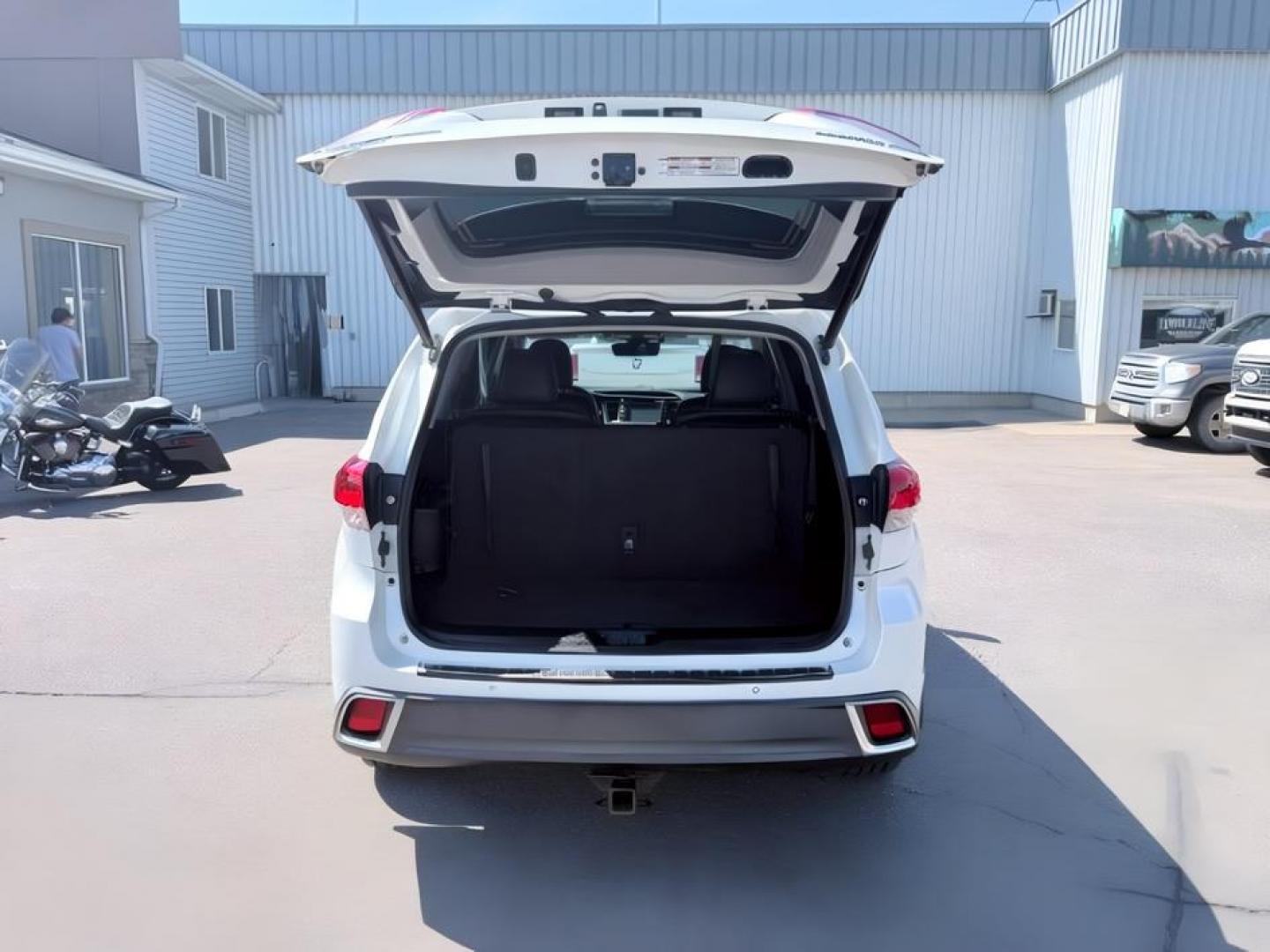 2017 WHITE /Black Toyota Highlander (5TDDZRFH6HS) with an 35L V-6 portdirect injection engine, Automatic transmission, located at 1175 N Woodruff Ave, Idaho Falls, ID, 83401, 43.506901, -111.999657 - At Timberline Auto, finding a great deal on your next vehicle is always easy! Our experienced sales staff goal is to help find you the right vehicle at the right price! Our knowledgeable finance department has options for almost any credit score. We offer extended service contract options to prot- Photo#6
