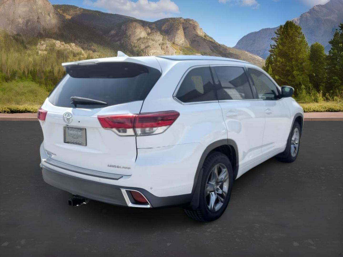 2017 WHITE /Black Toyota Highlander (5TDDZRFH6HS) with an 35L V-6 portdirect injection engine, Automatic transmission, located at 1175 N Woodruff Ave, Idaho Falls, ID, 83401, 43.506901, -111.999657 - At Timberline Auto, finding a great deal on your next vehicle is always easy! Our experienced sales staff goal is to help find you the right vehicle at the right price! Our knowledgeable finance department has options for almost any credit score. We offer extended service contract options to prot- Photo#9