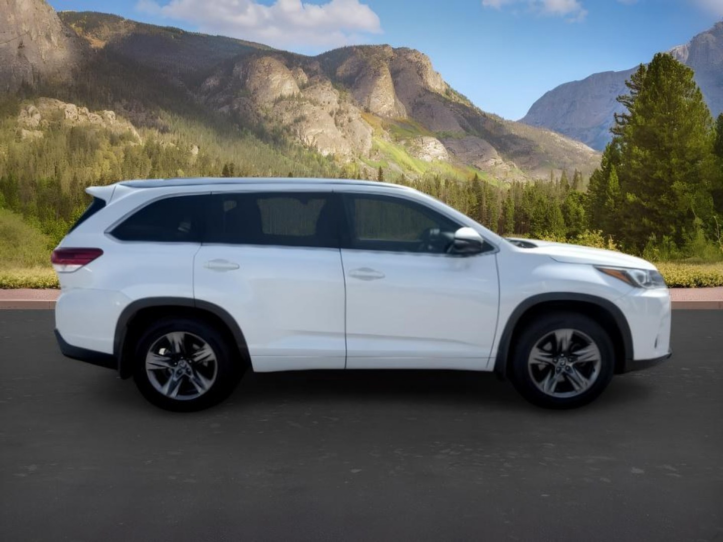 2017 WHITE /Black Toyota Highlander (5TDDZRFH6HS) with an 35L V-6 portdirect injection engine, Automatic transmission, located at 1175 N Woodruff Ave, Idaho Falls, ID, 83401, 43.506901, -111.999657 - At Timberline Auto, finding a great deal on your next vehicle is always easy! Our experienced sales staff goal is to help find you the right vehicle at the right price! Our knowledgeable finance department has options for almost any credit score. We offer extended service contract options to prot- Photo#10