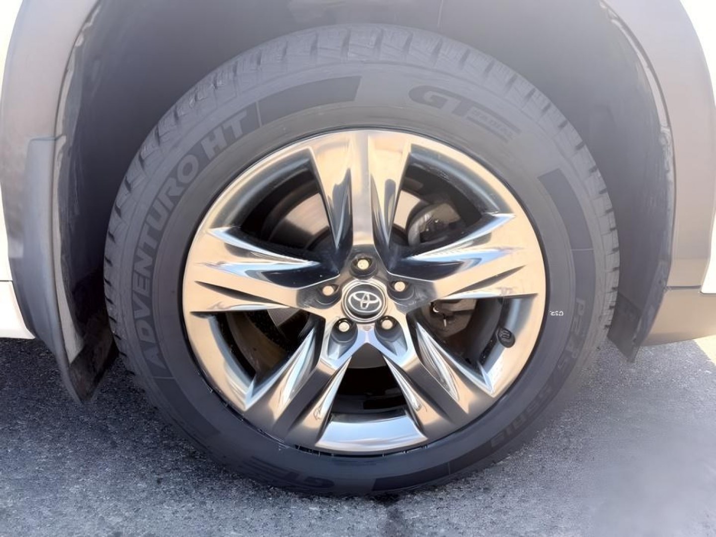 2017 WHITE /Black Toyota Highlander (5TDDZRFH6HS) with an 35L V-6 portdirect injection engine, Automatic transmission, located at 1175 N Woodruff Ave, Idaho Falls, ID, 83401, 43.506901, -111.999657 - At Timberline Auto, finding a great deal on your next vehicle is always easy! Our experienced sales staff goal is to help find you the right vehicle at the right price! Our knowledgeable finance department has options for almost any credit score. We offer extended service contract options to prot- Photo#14