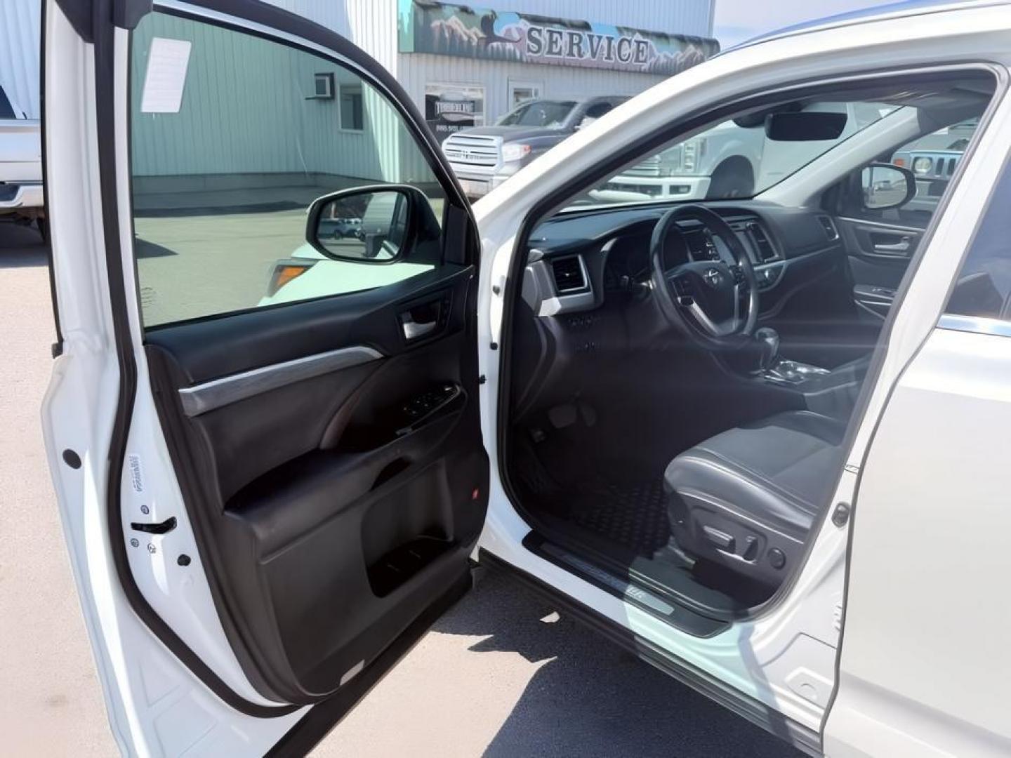 2017 WHITE /Black Toyota Highlander (5TDDZRFH6HS) with an 35L V-6 portdirect injection engine, Automatic transmission, located at 1175 N Woodruff Ave, Idaho Falls, ID, 83401, 43.506901, -111.999657 - At Timberline Auto, finding a great deal on your next vehicle is always easy! Our experienced sales staff goal is to help find you the right vehicle at the right price! Our knowledgeable finance department has options for almost any credit score. We offer extended service contract options to prot- Photo#15