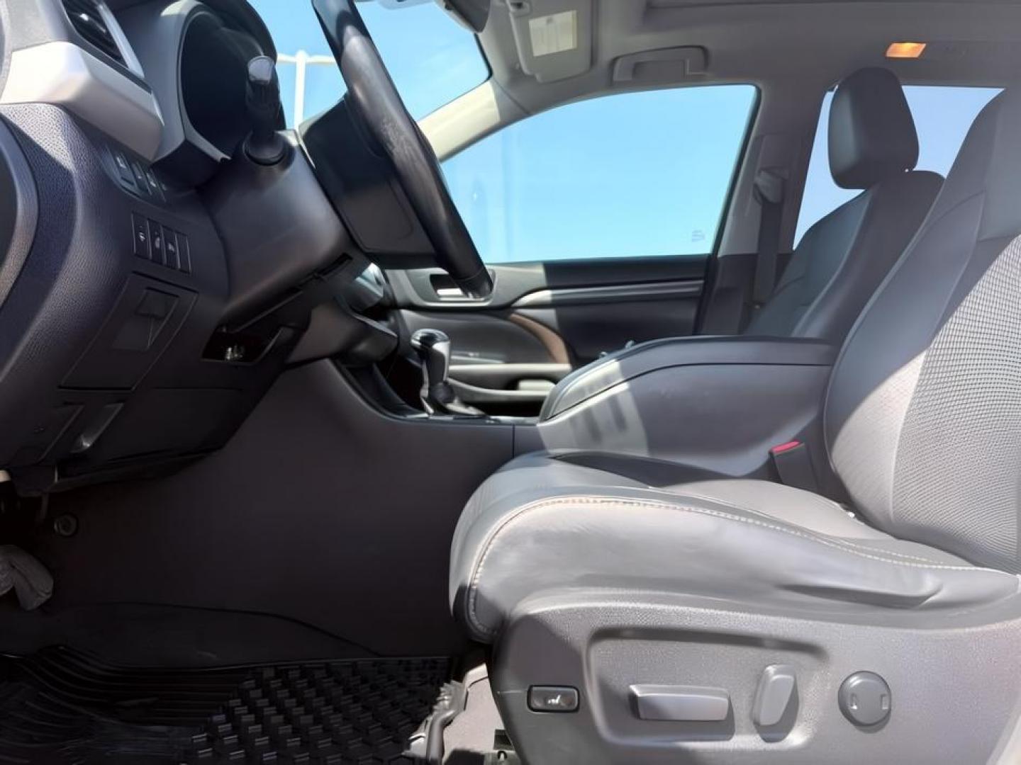 2017 WHITE /Black Toyota Highlander (5TDDZRFH6HS) with an 35L V-6 portdirect injection engine, Automatic transmission, located at 1175 N Woodruff Ave, Idaho Falls, ID, 83401, 43.506901, -111.999657 - At Timberline Auto, finding a great deal on your next vehicle is always easy! Our experienced sales staff goal is to help find you the right vehicle at the right price! Our knowledgeable finance department has options for almost any credit score. We offer extended service contract options to prot- Photo#16