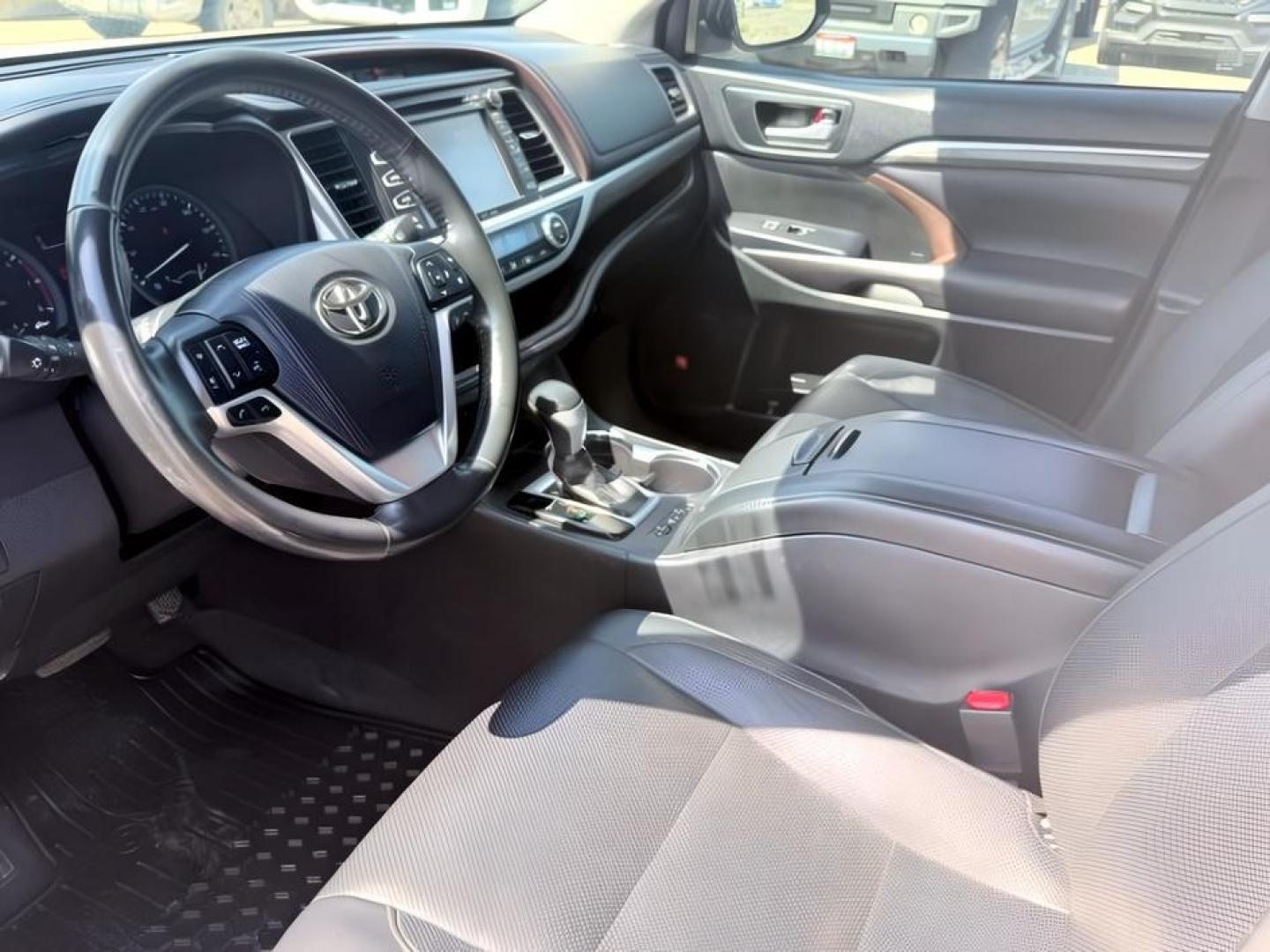 2017 WHITE /Black Toyota Highlander (5TDDZRFH6HS) with an 35L V-6 portdirect injection engine, Automatic transmission, located at 1175 N Woodruff Ave, Idaho Falls, ID, 83401, 43.506901, -111.999657 - At Timberline Auto, finding a great deal on your next vehicle is always easy! Our experienced sales staff goal is to help find you the right vehicle at the right price! Our knowledgeable finance department has options for almost any credit score. We offer extended service contract options to prot- Photo#17