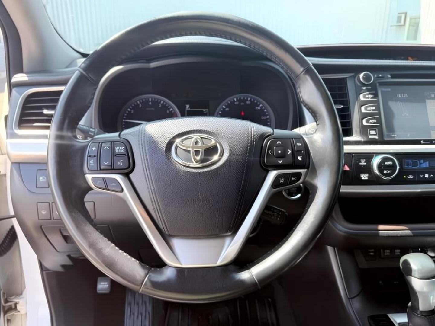 2017 WHITE /Black Toyota Highlander (5TDDZRFH6HS) with an 35L V-6 portdirect injection engine, Automatic transmission, located at 1175 N Woodruff Ave, Idaho Falls, ID, 83401, 43.506901, -111.999657 - At Timberline Auto, finding a great deal on your next vehicle is always easy! Our experienced sales staff goal is to help find you the right vehicle at the right price! Our knowledgeable finance department has options for almost any credit score. We offer extended service contract options to prot- Photo#18