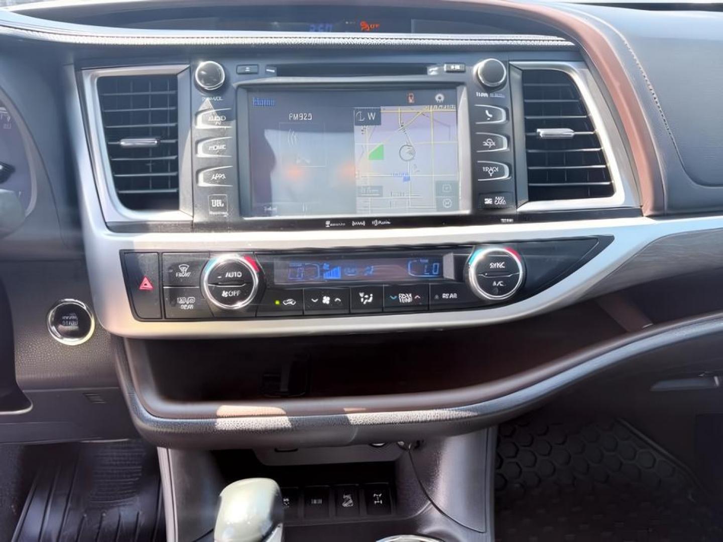 2017 WHITE /Black Toyota Highlander (5TDDZRFH6HS) with an 35L V-6 portdirect injection engine, Automatic transmission, located at 1175 N Woodruff Ave, Idaho Falls, ID, 83401, 43.506901, -111.999657 - At Timberline Auto, finding a great deal on your next vehicle is always easy! Our experienced sales staff goal is to help find you the right vehicle at the right price! Our knowledgeable finance department has options for almost any credit score. We offer extended service contract options to prot- Photo#19