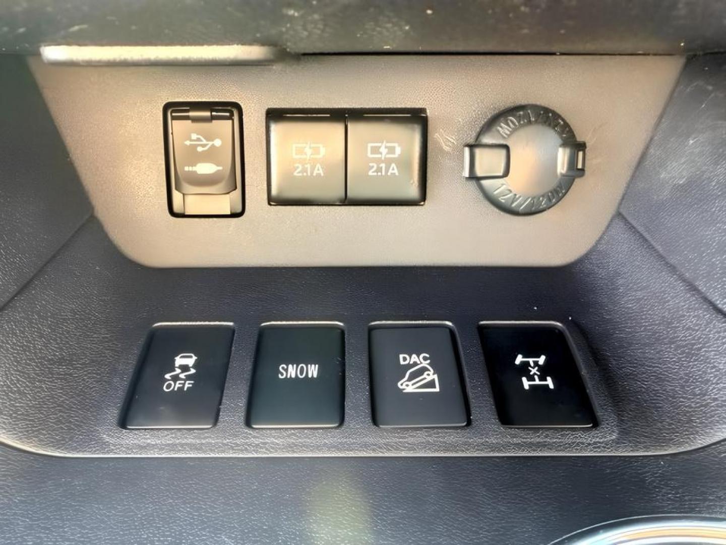 2017 WHITE /Black Toyota Highlander (5TDDZRFH6HS) with an 35L V-6 portdirect injection engine, Automatic transmission, located at 1175 N Woodruff Ave, Idaho Falls, ID, 83401, 43.506901, -111.999657 - At Timberline Auto, finding a great deal on your next vehicle is always easy! Our experienced sales staff goal is to help find you the right vehicle at the right price! Our knowledgeable finance department has options for almost any credit score. We offer extended service contract options to prot- Photo#21