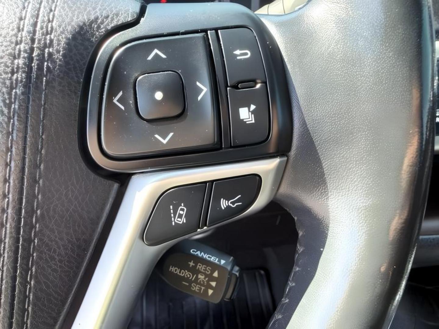 2017 WHITE /Black Toyota Highlander (5TDDZRFH6HS) with an 35L V-6 portdirect injection engine, Automatic transmission, located at 1175 N Woodruff Ave, Idaho Falls, ID, 83401, 43.506901, -111.999657 - At Timberline Auto, finding a great deal on your next vehicle is always easy! Our experienced sales staff goal is to help find you the right vehicle at the right price! Our knowledgeable finance department has options for almost any credit score. We offer extended service contract options to prot- Photo#24