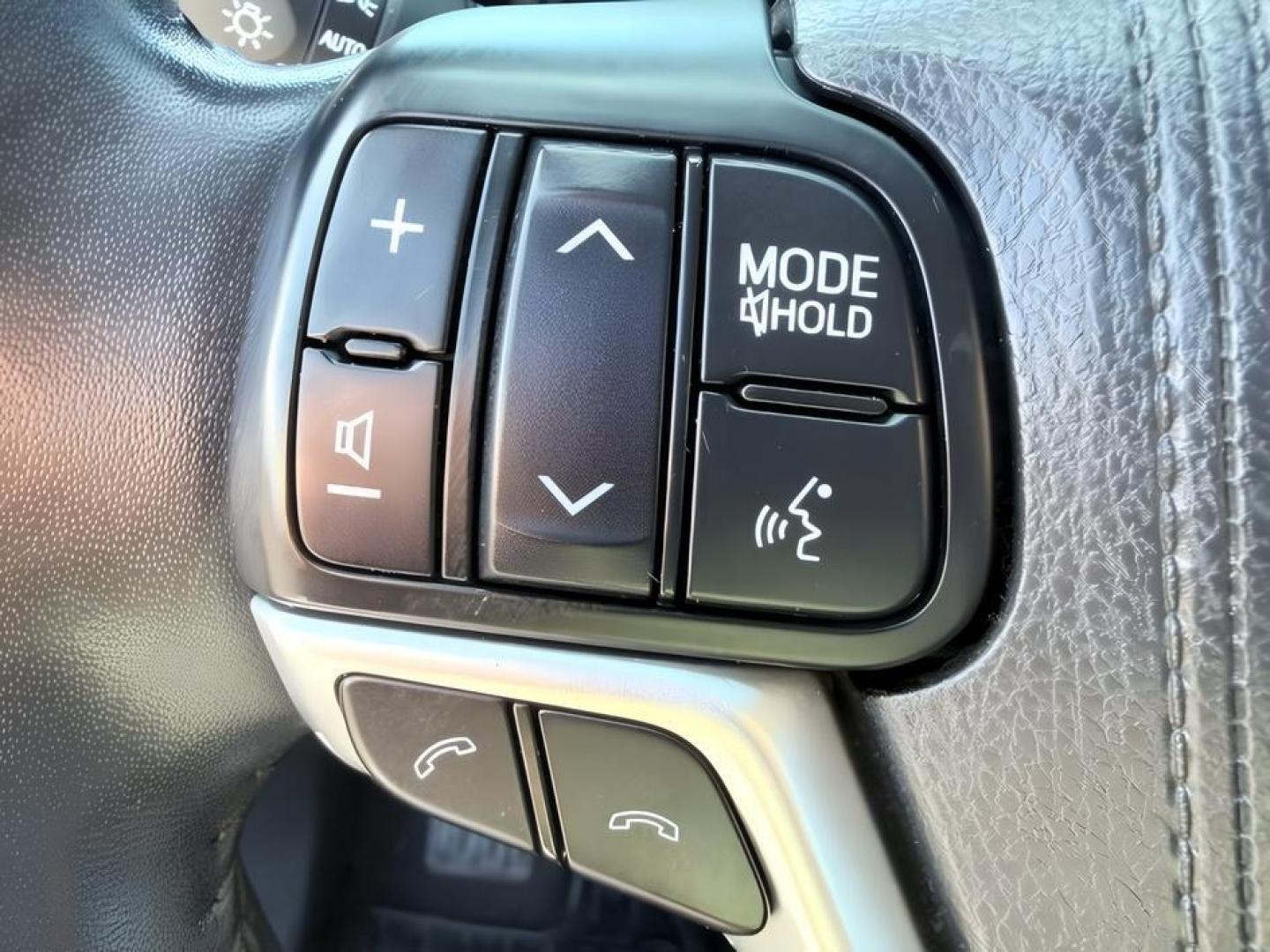 2017 WHITE /Black Toyota Highlander (5TDDZRFH6HS) with an 35L V-6 portdirect injection engine, Automatic transmission, located at 1175 N Woodruff Ave, Idaho Falls, ID, 83401, 43.506901, -111.999657 - At Timberline Auto, finding a great deal on your next vehicle is always easy! Our experienced sales staff goal is to help find you the right vehicle at the right price! Our knowledgeable finance department has options for almost any credit score. We offer extended service contract options to prot- Photo#25