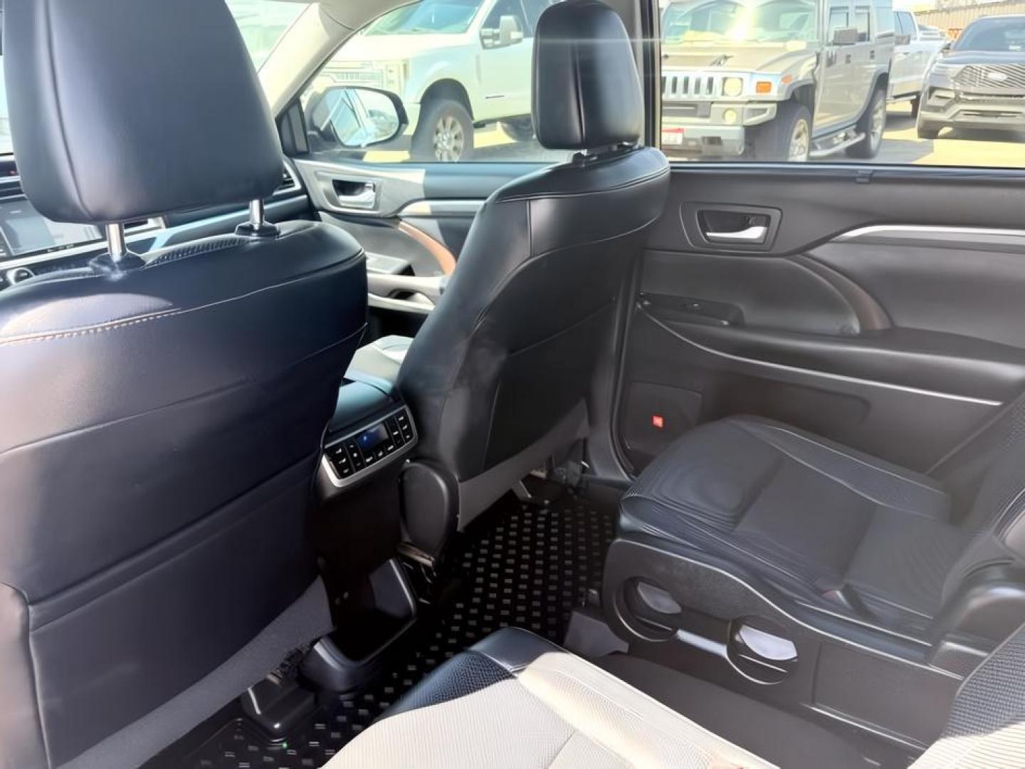 2017 WHITE /Black Toyota Highlander (5TDDZRFH6HS) with an 35L V-6 portdirect injection engine, Automatic transmission, located at 1175 N Woodruff Ave, Idaho Falls, ID, 83401, 43.506901, -111.999657 - At Timberline Auto, finding a great deal on your next vehicle is always easy! Our experienced sales staff goal is to help find you the right vehicle at the right price! Our knowledgeable finance department has options for almost any credit score. We offer extended service contract options to prot- Photo#31