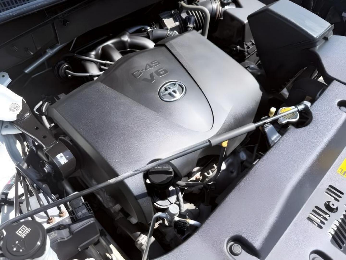2017 WHITE /Black Toyota Highlander (5TDDZRFH6HS) with an 35L V-6 portdirect injection engine, Automatic transmission, located at 1175 N Woodruff Ave, Idaho Falls, ID, 83401, 43.506901, -111.999657 - At Timberline Auto, finding a great deal on your next vehicle is always easy! Our experienced sales staff goal is to help find you the right vehicle at the right price! Our knowledgeable finance department has options for almost any credit score. We offer extended service contract options to prot- Photo#32